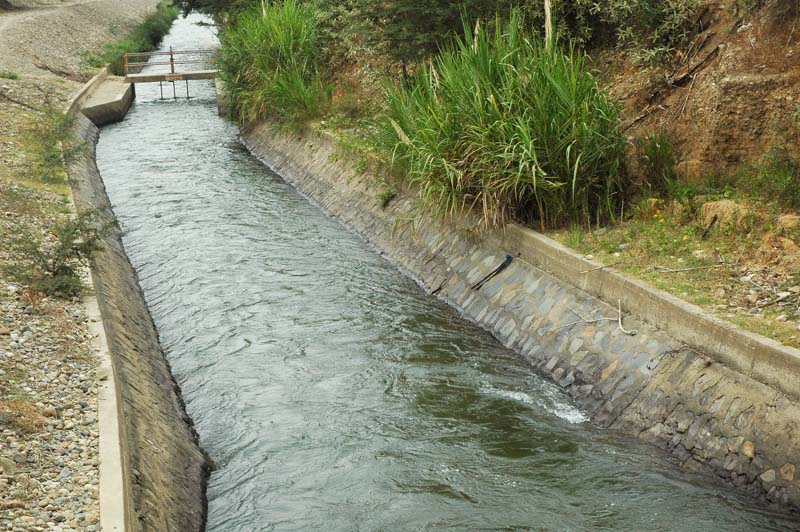 Un canal abierto es utilizado para transportar agua de riego (canal de irrigación).