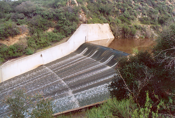 Flujo crítico sobre aliviadero de emergencia, Reservorio Turner,
<br>Condado de San Diego, California