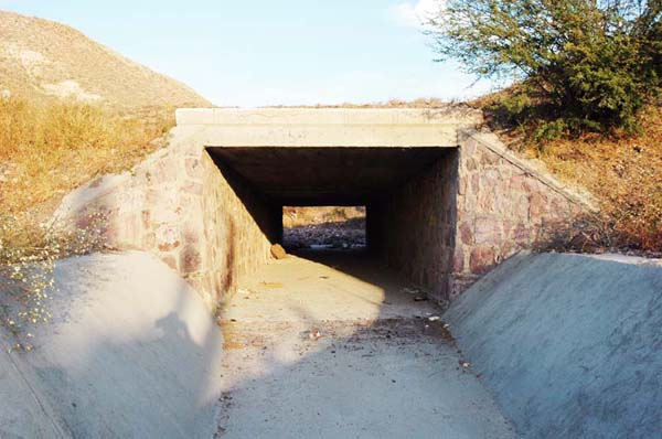 Un paso subterráneo 
en la carretera con una alcantarilla rectangular de piedra de mampostería.