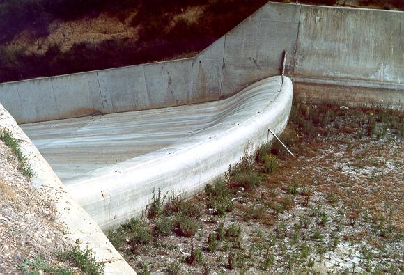 Aliviadero de demasas de la presa Turner, condado de San Diego, California, USA.