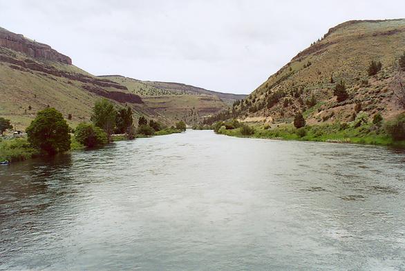 The Deschutes river, tributary of the Columbia river, in central Oregon.