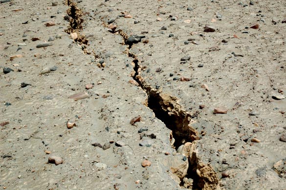 Fisura que se ha formado en el suelo de la pampa en el sector Punillo, que revela la inminencia de falla del talud