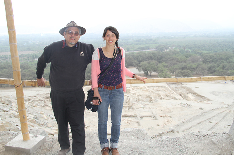 Dr. Victor Miguel Ponce y Rosa Aguilar en Sechin. 