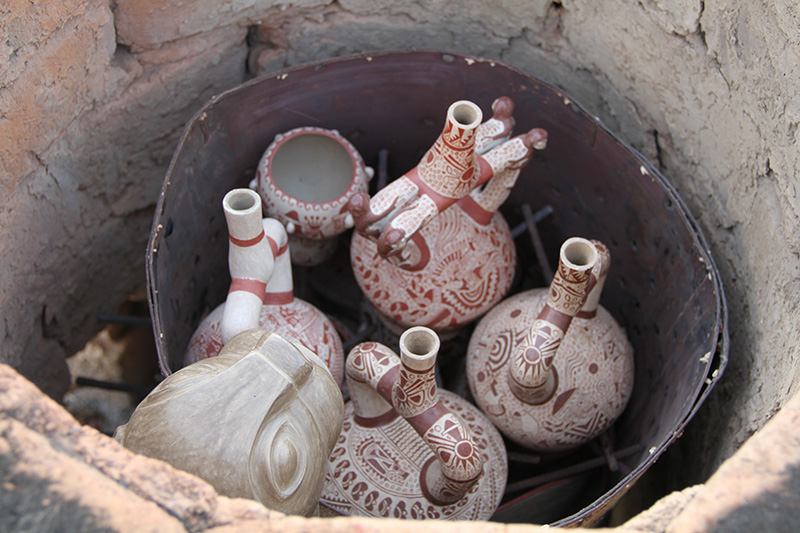 Huacos en el horno.