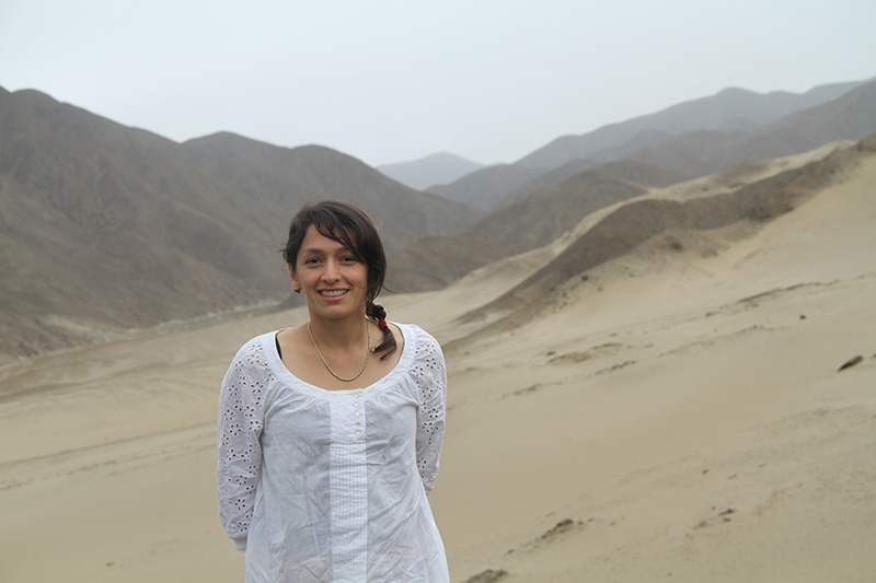 Rosa Aguilar en el desierto de Perú.