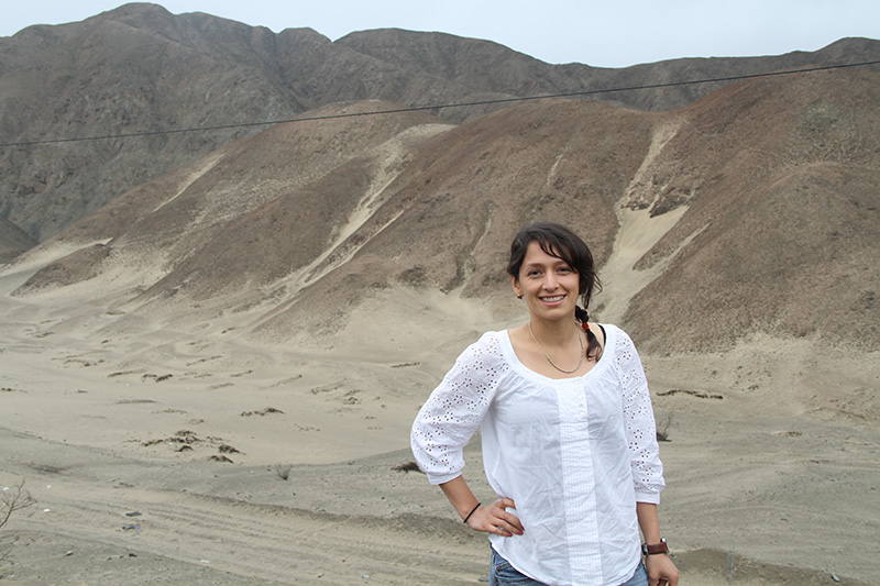 Rosa Aguilar en el desierto de Perú.