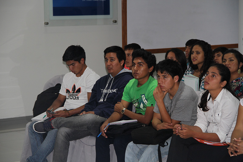 Estudiantes en la conferencia en Universidad César Vallejo.