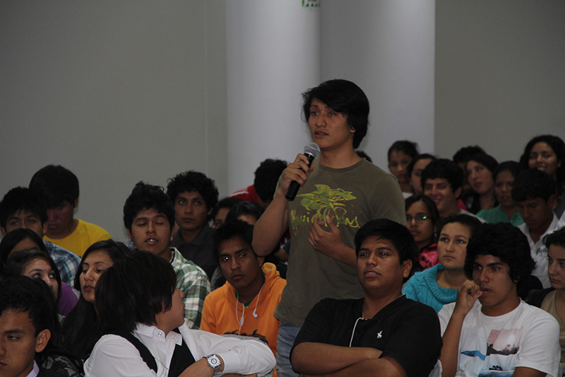 Estudiantes en la conferencia en Universidad César Vallejo.