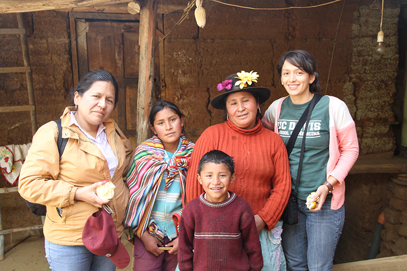 Patricia Estela y Rosa Aguilar con familia del distrito de Choras, Yarowilca, Huánuco, Perú.