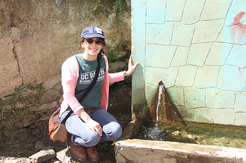 Rosa Aguilar y un ojo de agua, distrito de Choras, Yarowilca, Huánuco, Perú.