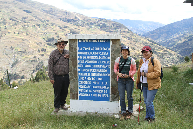 Dr. Victor Miguel Ponce, Rosa Aguilar y Patricia Estela en la zona arqueológica monumental de Garu, Huánuco, Perú.