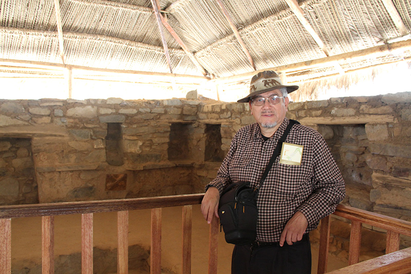 Dr. Victor Miguel Ponce en el templo de las manos cruzadas.