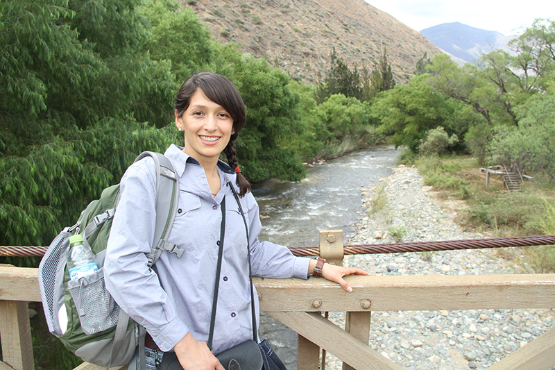 Rosa Aguilar frente el rio Higueras.
