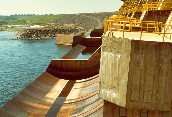 Concave curvilinear flow (ski jump) at a spillway