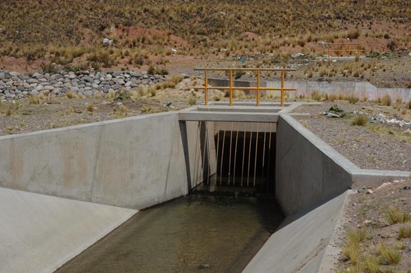 A canal crossing a stream by means
of a siphon 