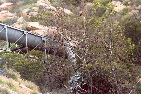 El conducto Dulzura, en el Condado de San Diego, California, desbordamiento después de una fuerte lluvia, Marzo 5, 2005.