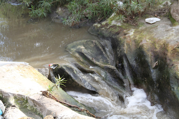 Fluxo crtico sobre um vertedouro natural formado aps a degradao das rochas
do leito em Aguaje de la Tuna