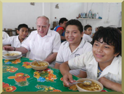 El padre Richard Clifford, con los nios de la Parroquia de San Sebastin, Mrida, Yucatn, Mxico.