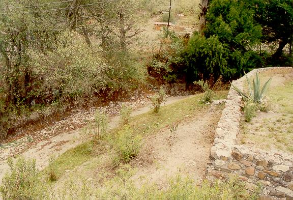 Vista del Ro Tlaxiaco desde el Puente Colonia La Arboleda, en San Diego